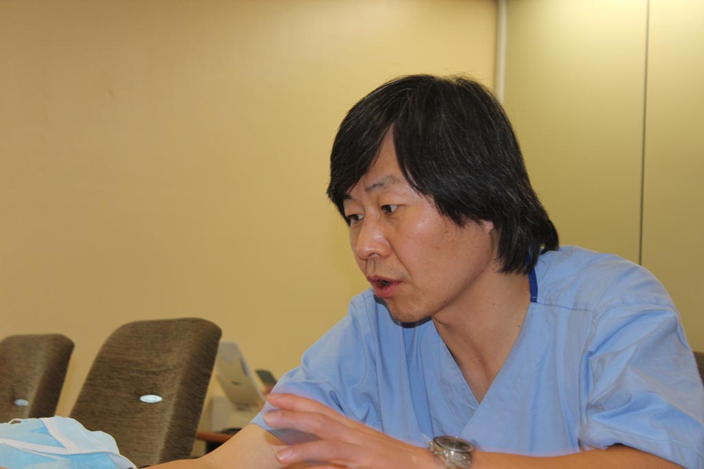 외래진료 중 환자에게 설명 중인 김용대 이비인후과 교수