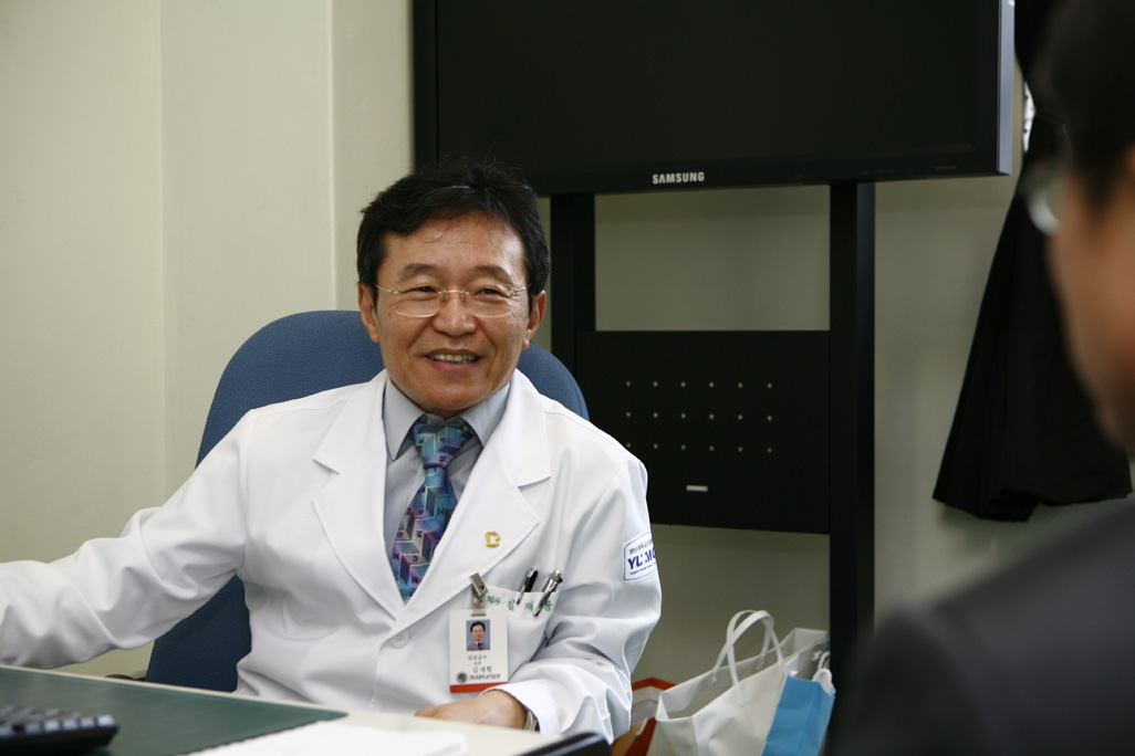 외래 상담 중인 김 재 황 외과 교수