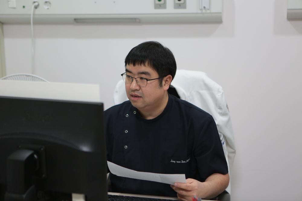 [명의예감] 심장질환, 수술 없이 치료한다 - 손장원 교수(순환기내과) [그림1]은 전통적인 개흉술과 TAVI시술의 비교이며 [그림2]는 TAVI시술에 사용되는 인공판막의 모식도 및 시술사진, [그림3]PTMC 시술장면, [그림4] 삼차원 심초음파를 이용한 심방 중격 결손의 크기