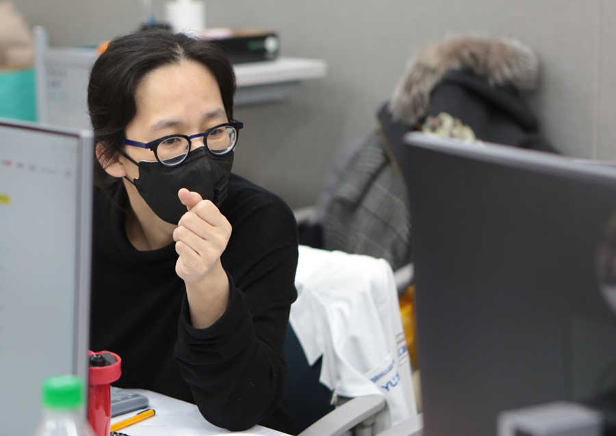 영남대병원 COVID-19 상황실에서 근무 중인 허지안 교수