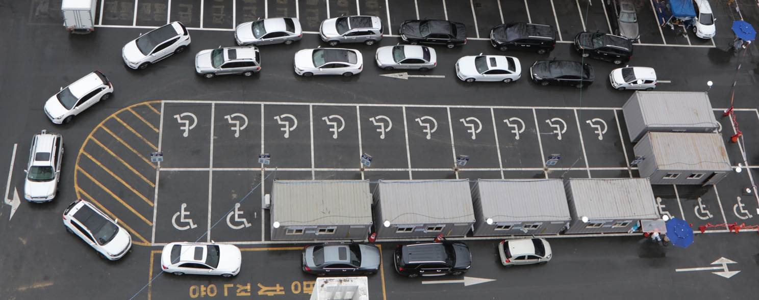 영남대학교병원 드라이브 스루 선별진료소를 방문한 차량들