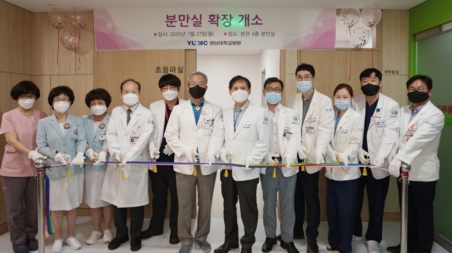 오른쪽에서 여섯 번째 김태년 의료원장, 일곱 번째 김성호 병원장