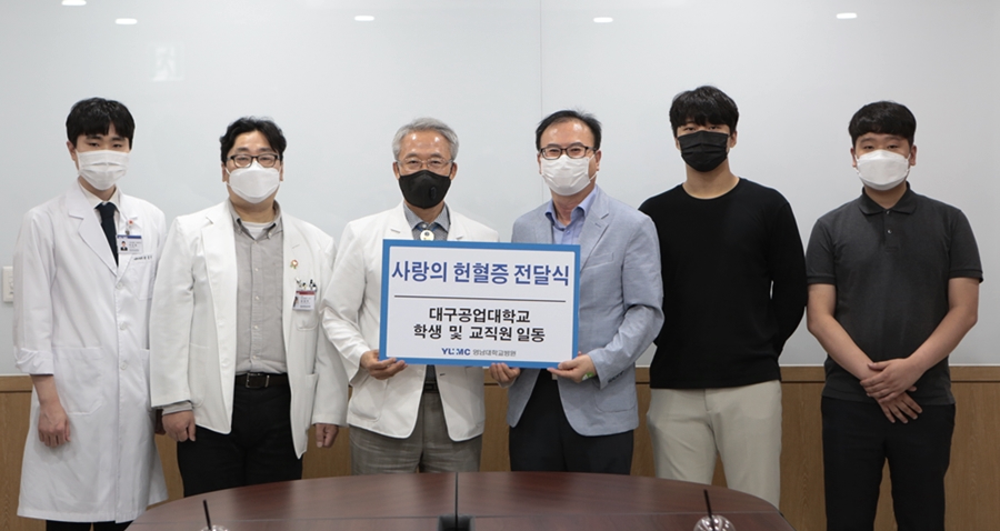 왼쪽에서 세 번째 김성호 병원장
