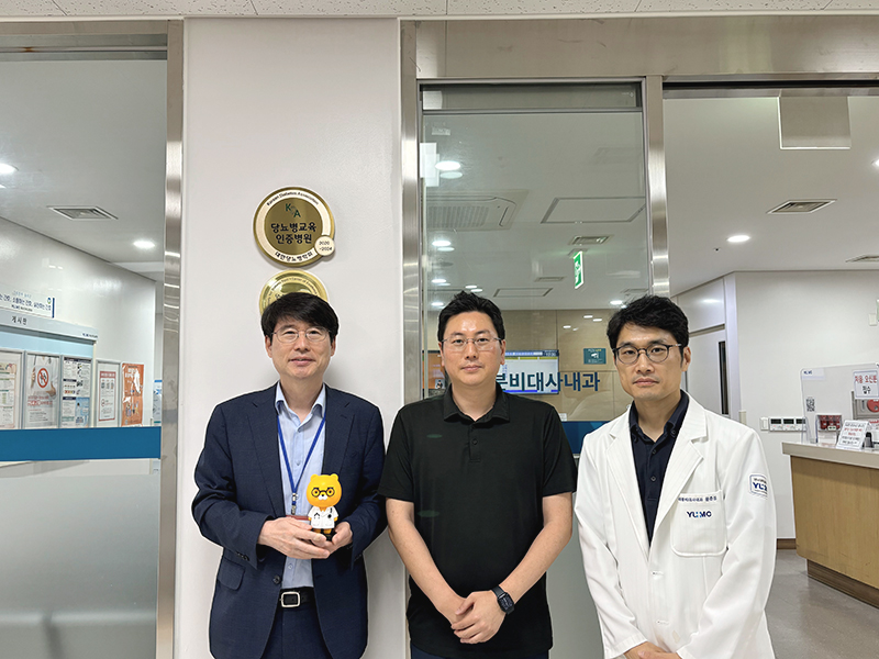왼쪽부터 영남대병원 원규장 의학연구처장, 카카오헬스케어 김준환 이사, 영남대병원 문준성 내분비대사내과장