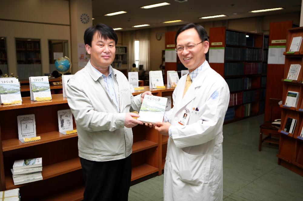 의학도서관에 잡지 기증 - 0IMG_1367 이미지