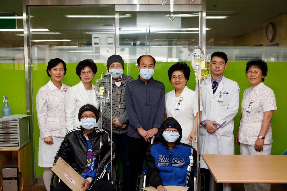 백의천사가 전하는 따뜻한 사랑의 손길 - 성금전달 이미지