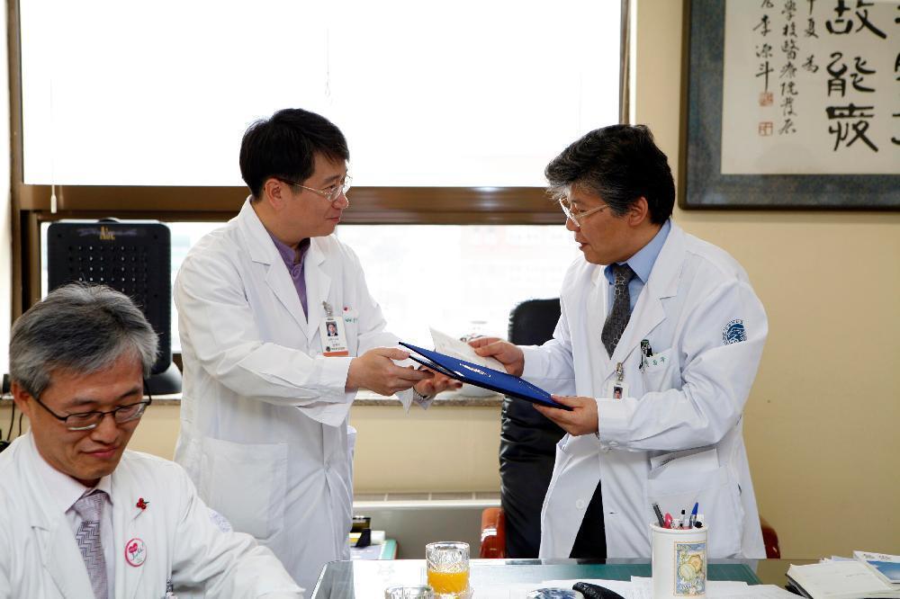 진료의뢰센터(YRC) 2008학년도 후반기 포상교수 시상 - _MG_8044 이미지
