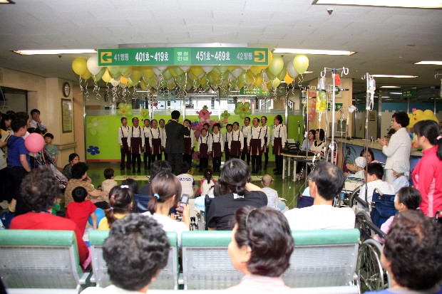 어린이날 맞이 소아청소년병동 문화공연 및 총장님의 특별한 방문 - 어린이날2 이미지
