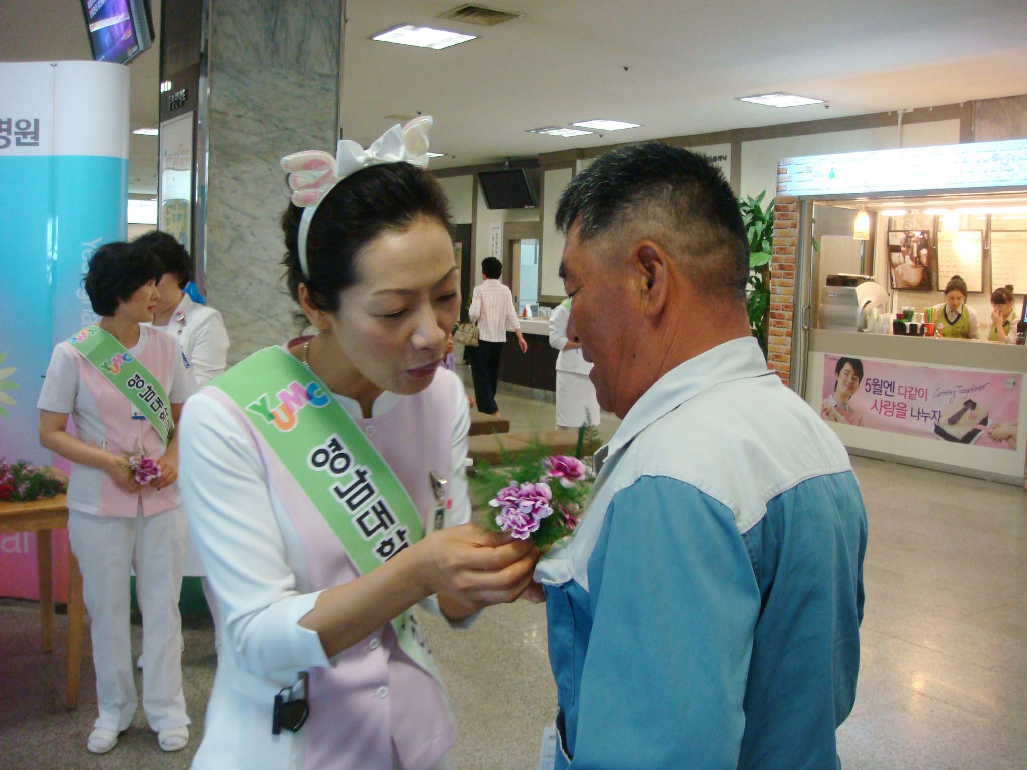 어버이날 감사 효도 카네이션 달아드리기 이벤트 개최 - DSC01936 이미지