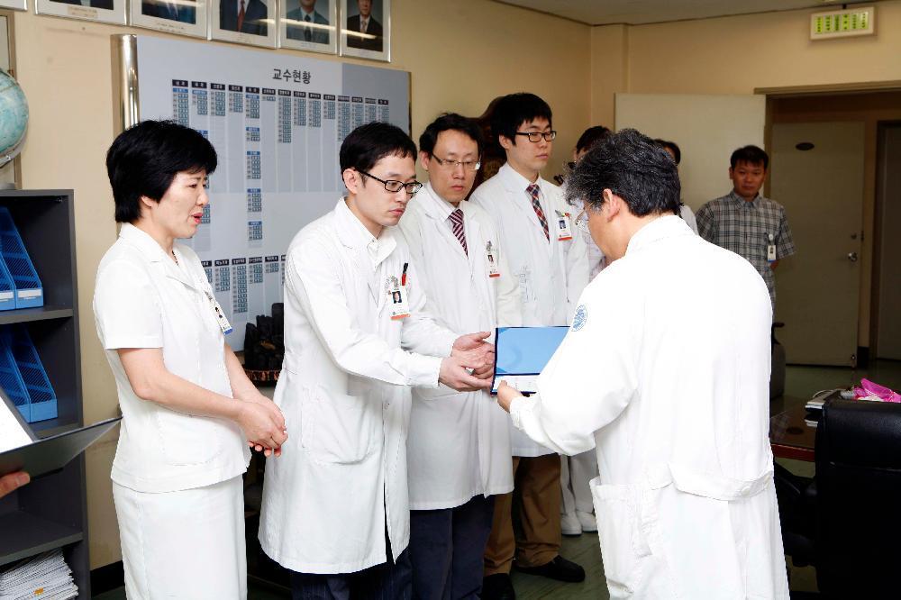 6월 고객만족상, 아름다운 사람상, 스마일상 시상 - 칭찬주인공 이미지