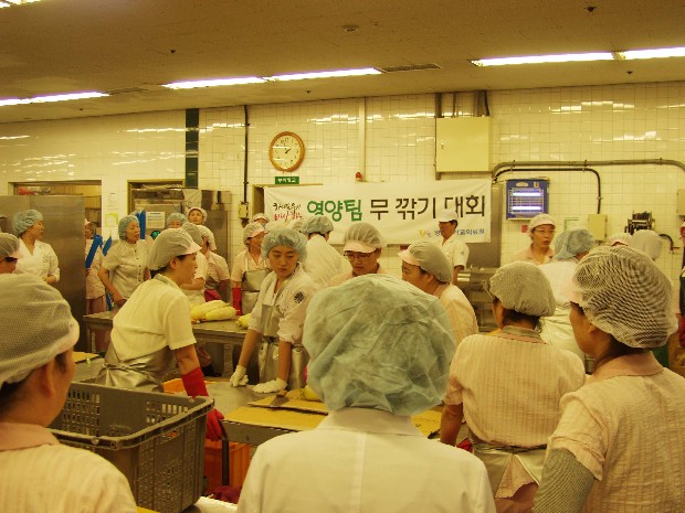 영양팀 무깎기대회 개최 - P6244445 이미지