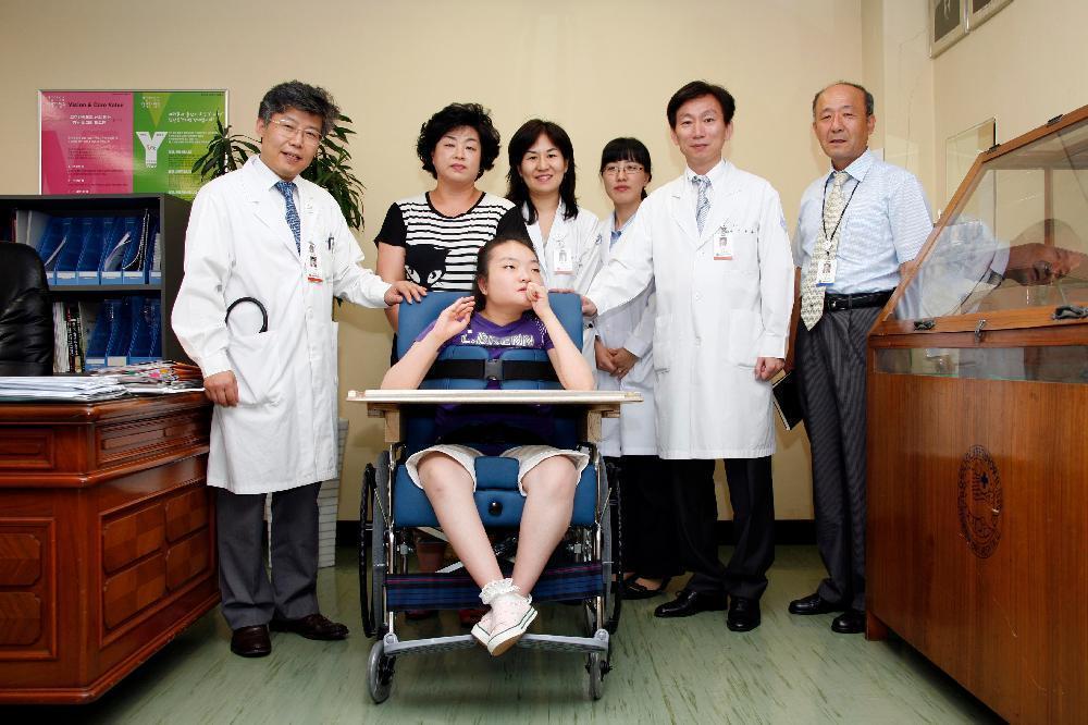 사랑은 장애를 넘어, 불우아동 자세보조기 무상 지급 - 보조기전달 이미지