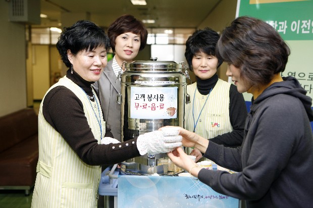 고객 직접 찾아가는 감동서비스 실시 - 음료서비스2 이미지