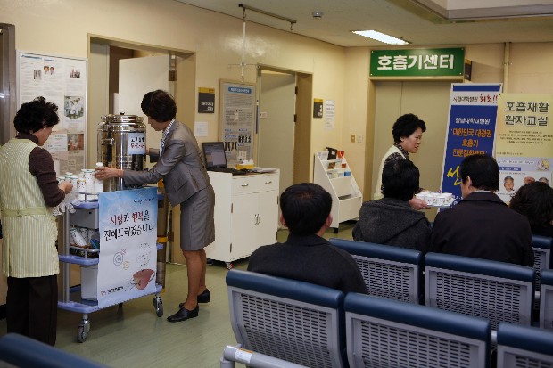 고객 직접 찾아가는 감동서비스 실시 - 음료서비스1 이미지
