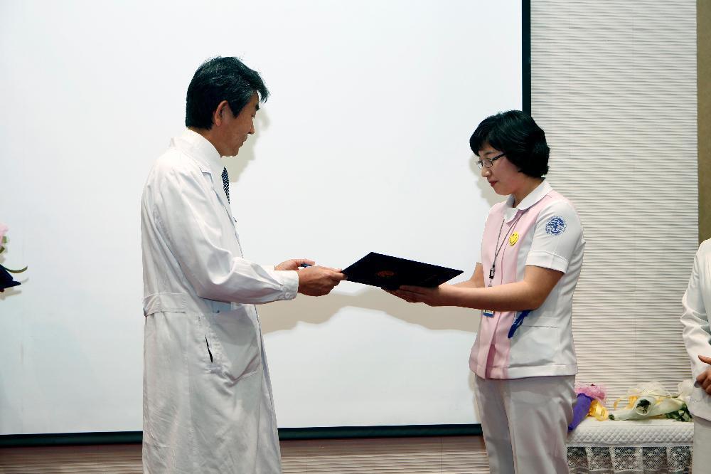 4월 9일 오후 3시 30분 이산대강당에서 거행된 월례회에서 고객만족상 시상