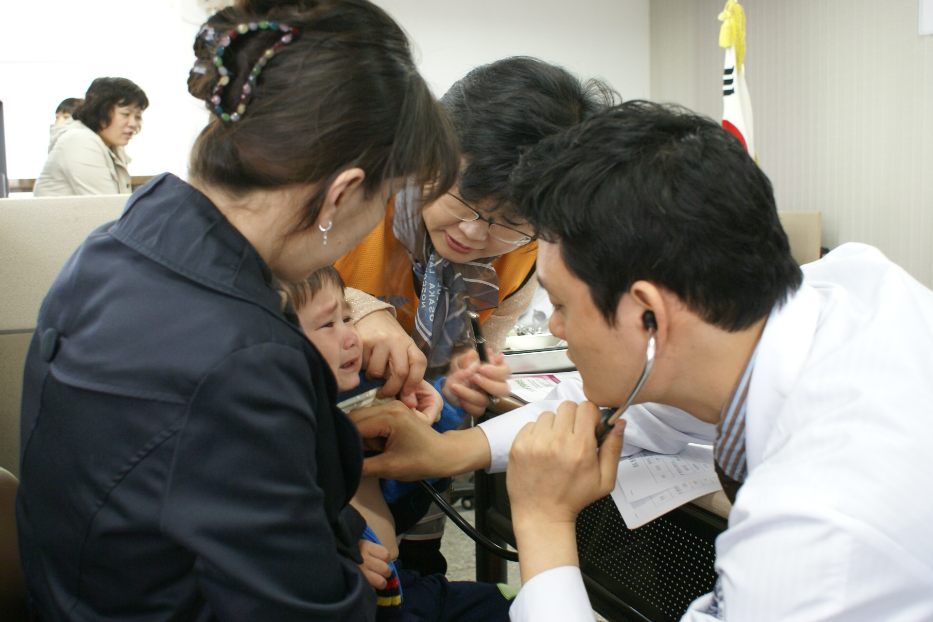 경산시 다문화가정을 위한 의료봉사가 4월 30일 경산 서부1동 주민센터에서 실시됐다.