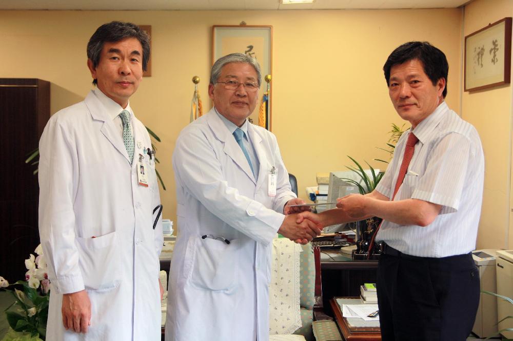 영남대학교 총동창회 의료원 발전기금 전달, 2010년 6월 22일 오후 1시 30분, 의료원장실