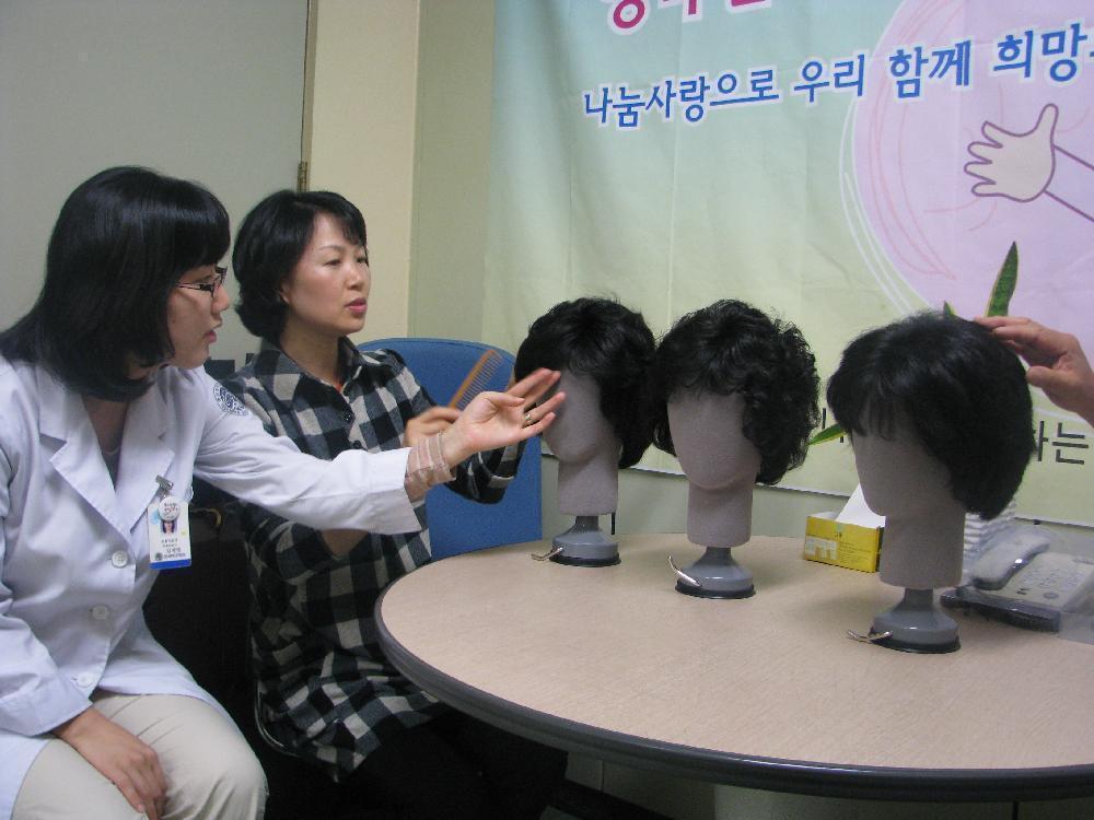 여성암 환우 가발대여사업 위해 (주)김찬월가모연구소 가모 기증, 2010년 10월 20일 오후 2시, 사회사업팀