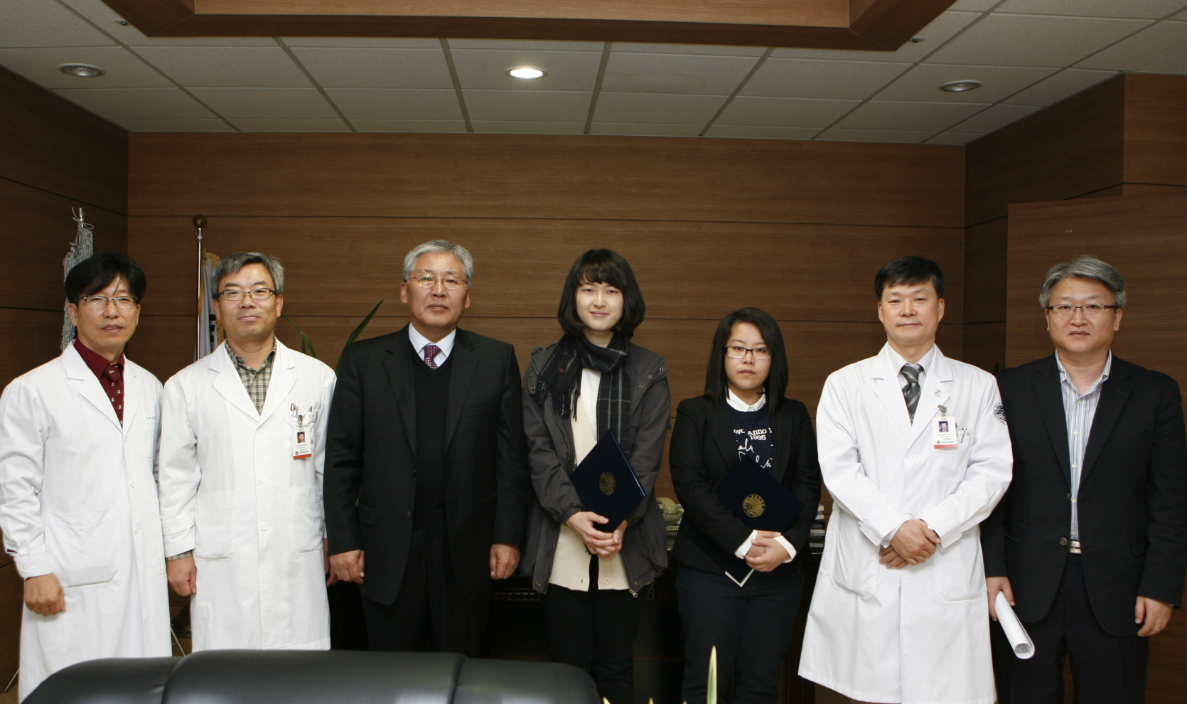 제1회 천마의료인문 에세이 공모전 시상식 거행, 2010년 11월 8일 오전 9시, 의과대학 학장실, 의전원 학생 2명 장려상 수상