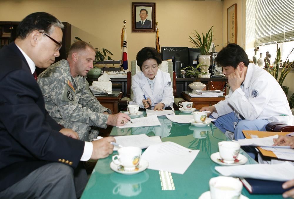 주한미군 의무여단 부사령관 겸 제121 미군병원장 방문, 2010년 12월 14일 오후 2시, 의료원장실