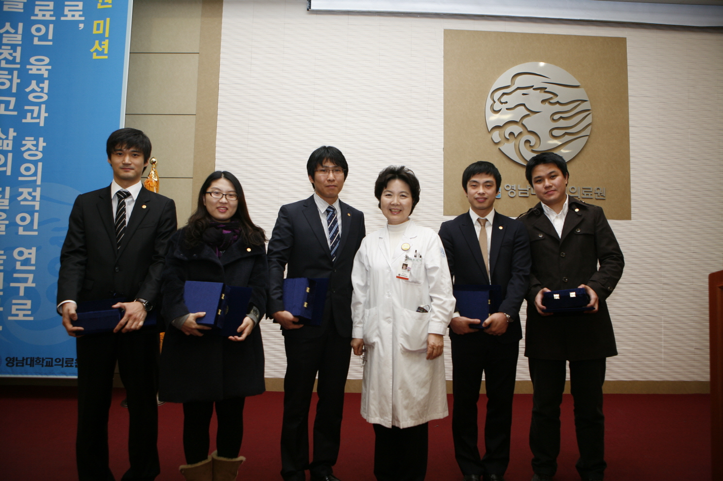 2011년 2월 정기 월례회 개최, 2월 11일 오후 4시, 이산대강당, 전공의 고객만족상 시상 후 촬영