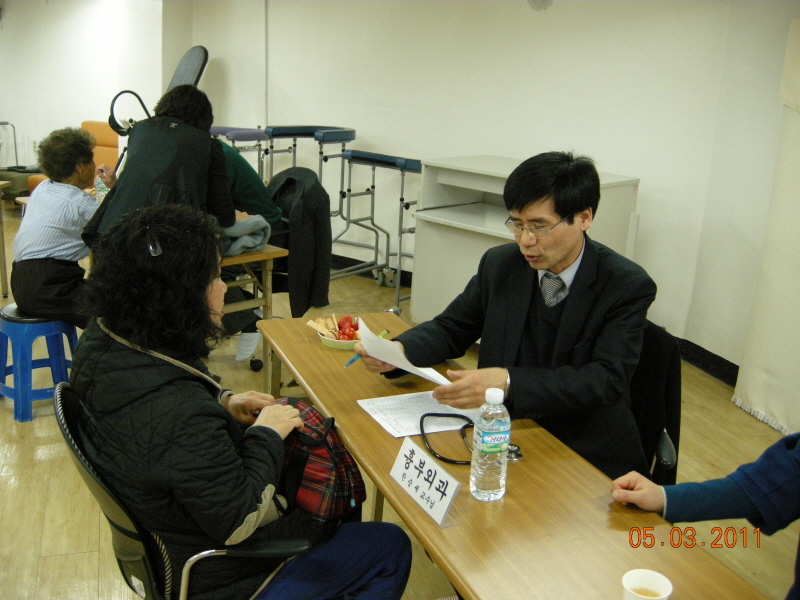 불교신행회 여래원 의료봉사, 김진성 회장 진료모습