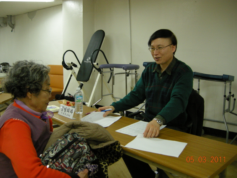 불교신행회 여래원 의료봉사, 이동철 교수 진료모습