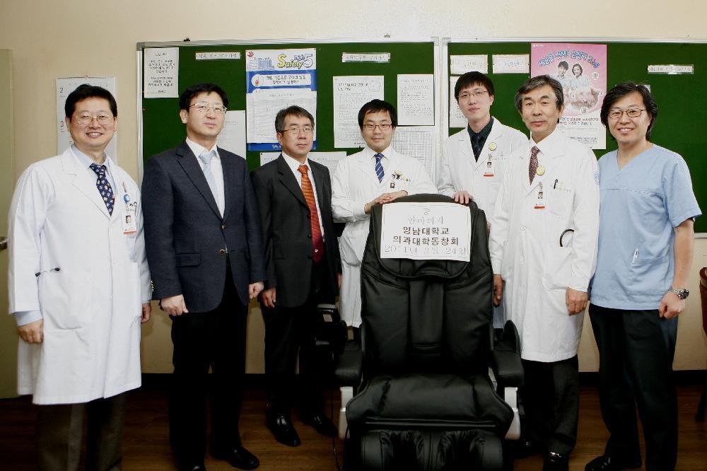 안마의자 기증식 기념 촬영