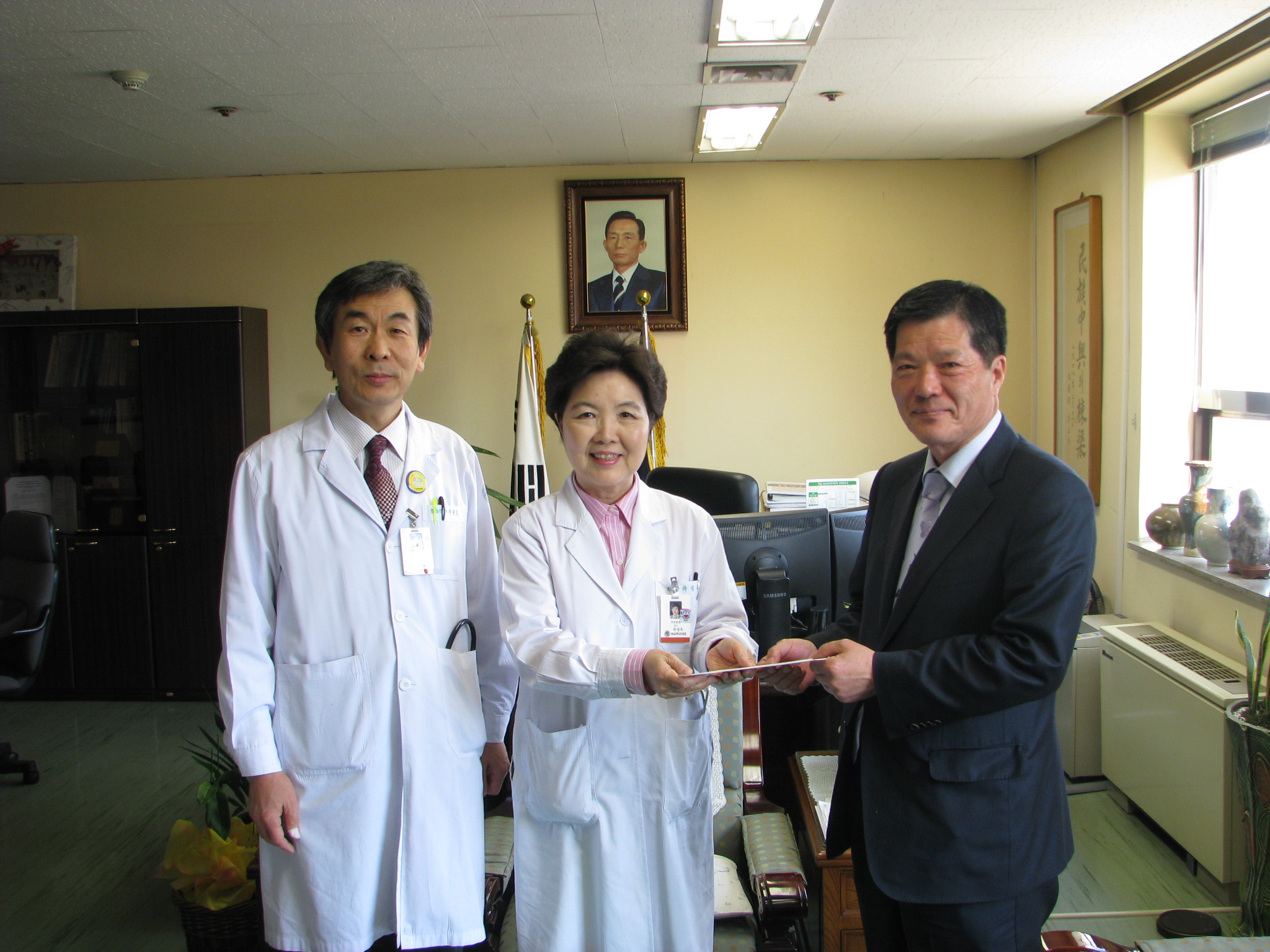 영남대학교총동창회, 2011년 의료원 발전기금 전달, 4월 12일 오후 3시, 의료원장실