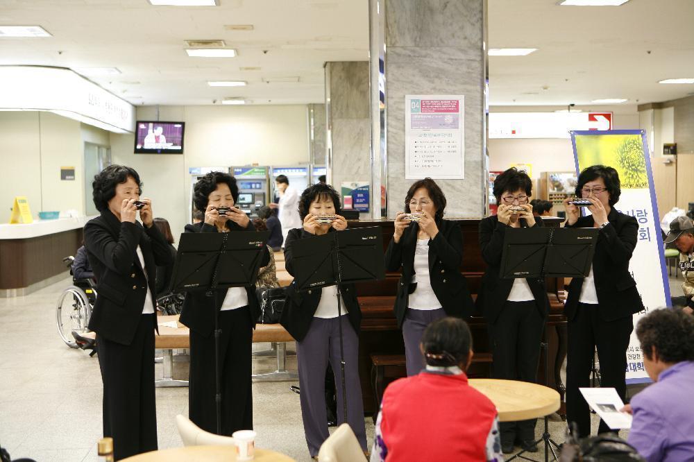 고객사랑 로비 음악회 개최, 2011년 4월 29일 오후 12시 30분, 병원 1층 로비, 하모니카 앙상블 연주