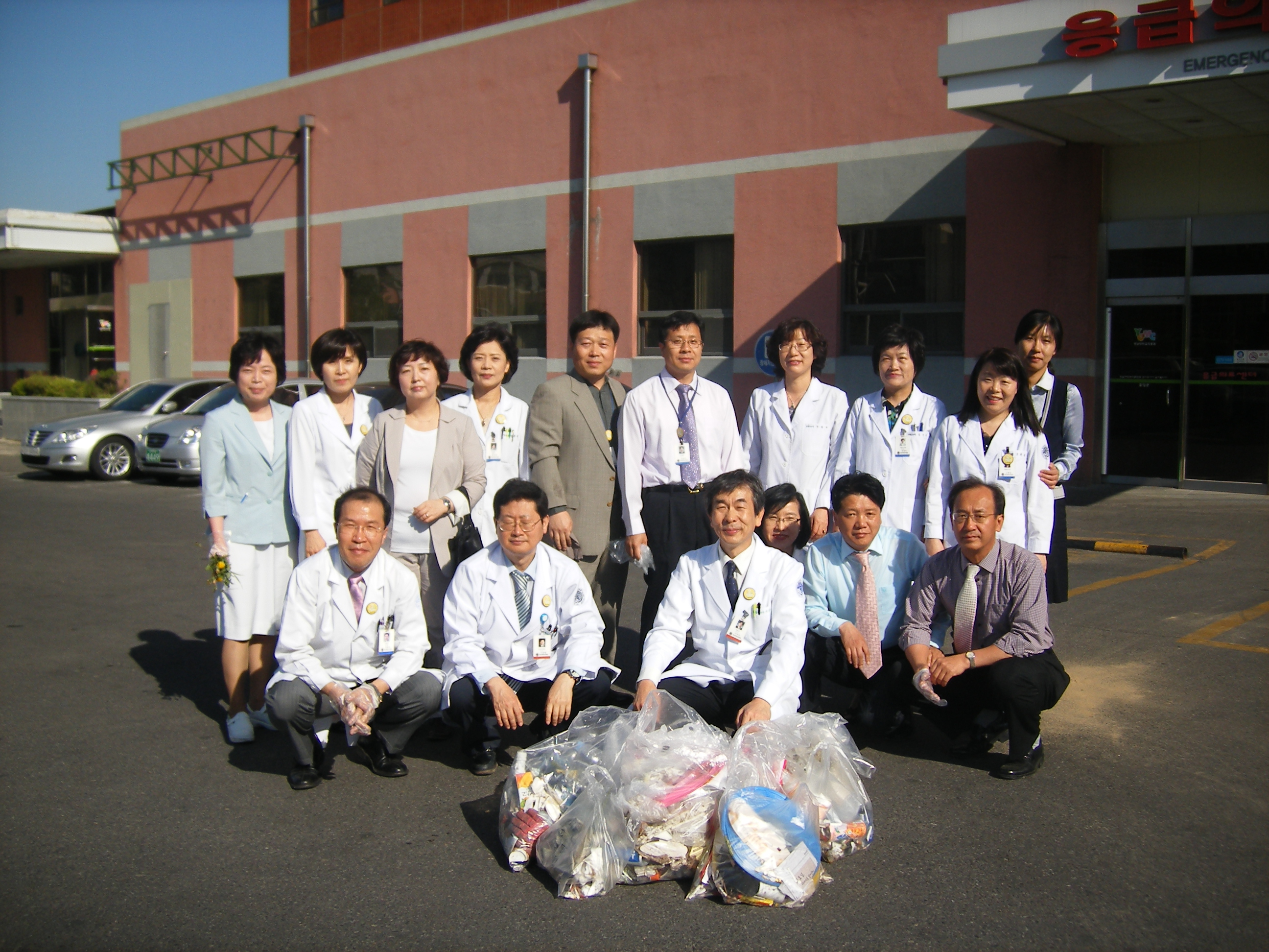 2011.5.17일 화요일 아침 8시에 실시한 병원 외곽지 청소 사진입니다.