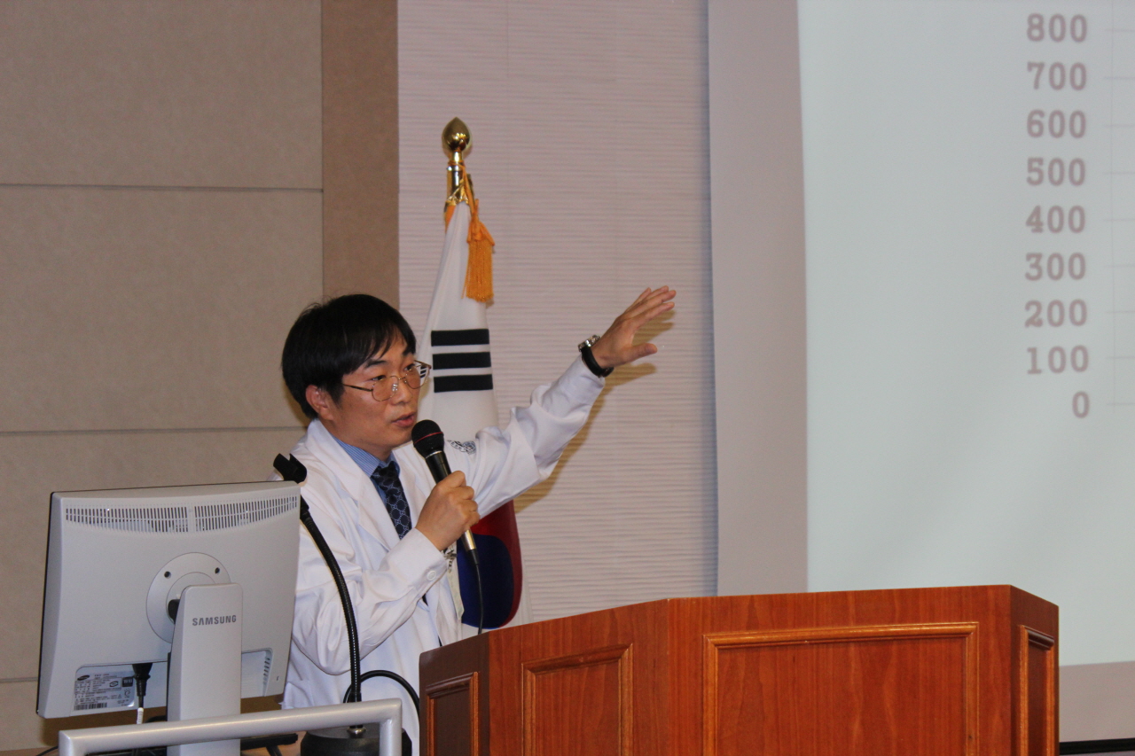 2011.6.23(목) 15시 영남대학교병원 1층 이산대강당에서 열린 사학연금 수령 대상자 및 일반인을 위한 건강강좌 사진입니다.