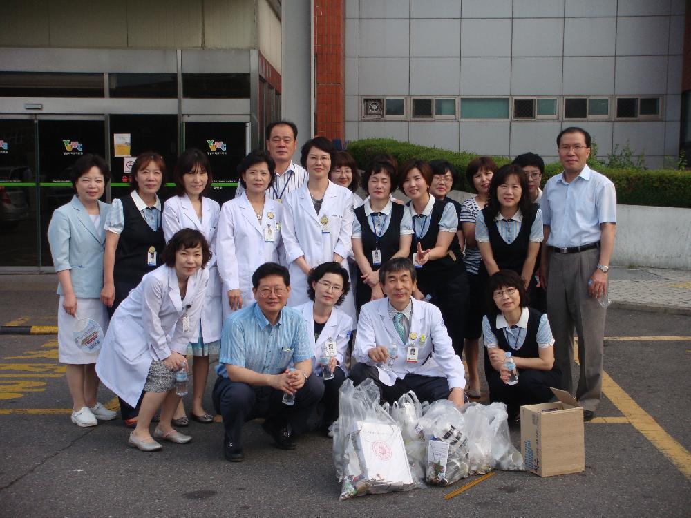병원 외곽지 청소 후 단체 사진 촬영