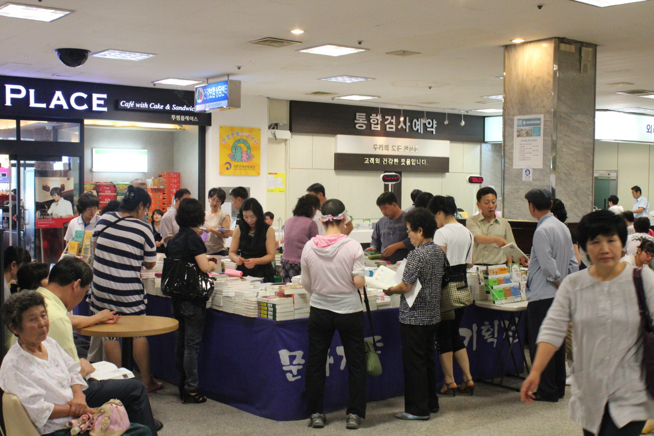 장애인 스포츠 활성화 위한 도서기획전 사진입니다.