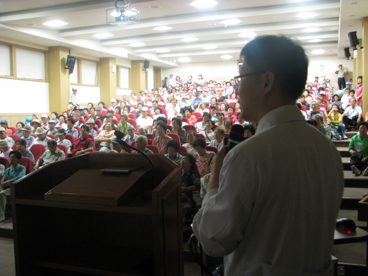 2011년 8월 26일(금) 오후 2시 병원 1층 이산대강당에서 열린 소화기내과 건강교실 사진입니다.