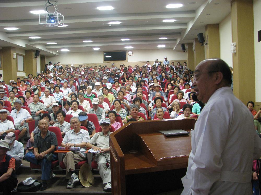 2011년 8월 31일(수) 오후 3시 영남대학교병원 1층 이산대강당에서 열린 척추교실 사진입니다.
