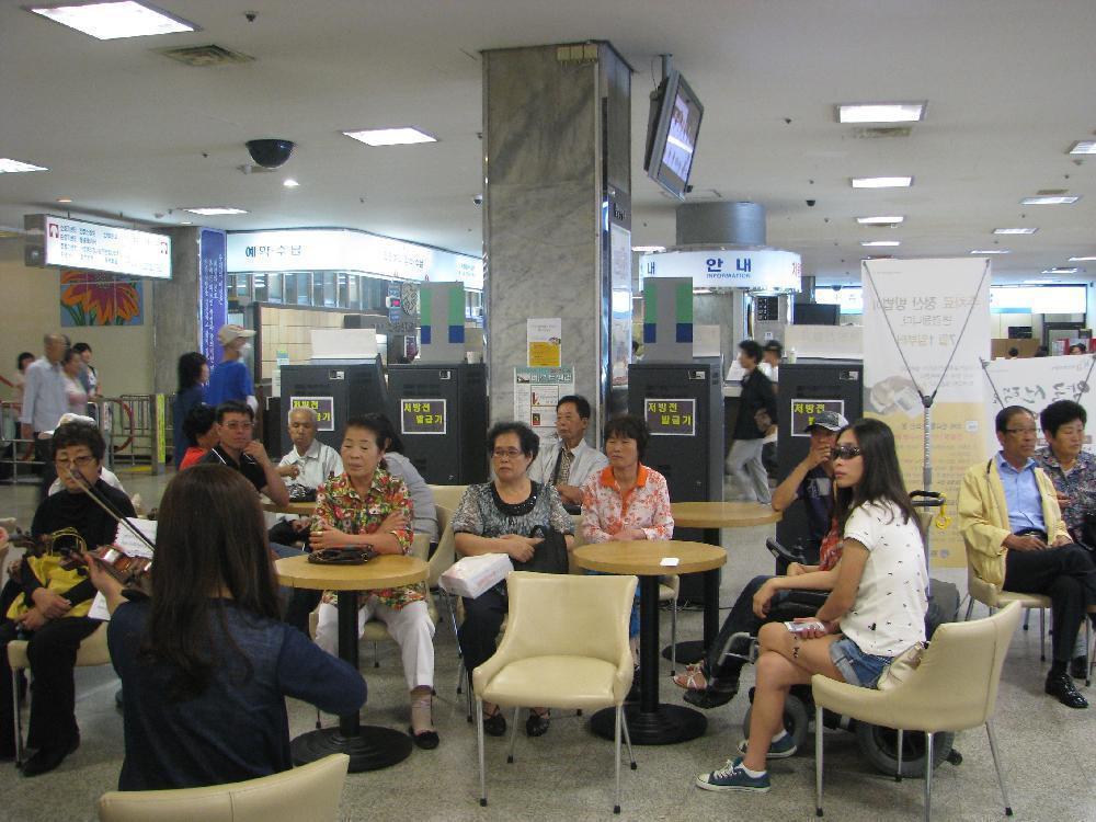2011년 9월 7일(수) 오후 12시 30분 병원 1층 로비에서 열린 고객사랑 로비 음악회 개최 - 제넥스(피아노 3중주)의 공연 모습 사진입니다.
