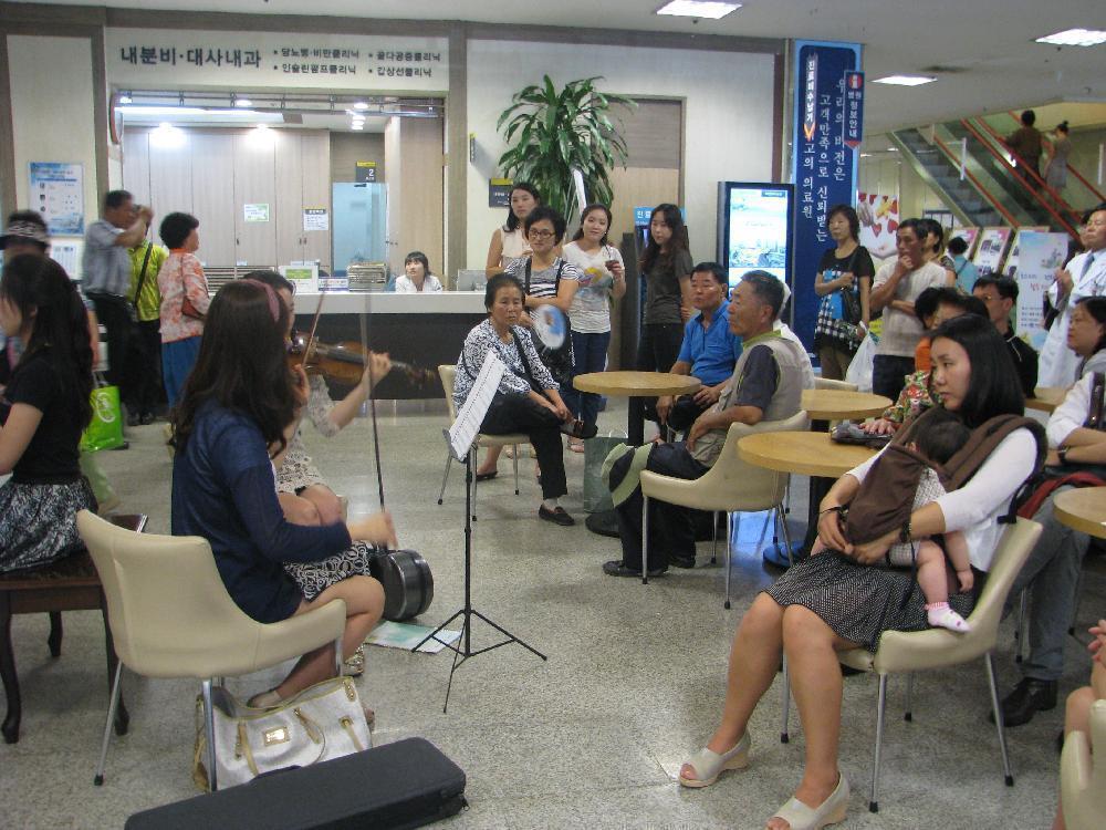 2011년 9월 7일(수) 오후 12시 30분 병원 1층 로비에서 열린 고객사랑 로비 음악회 개최 - 제넥스(피아노 3중주)의 공연 모습 사진입니다.