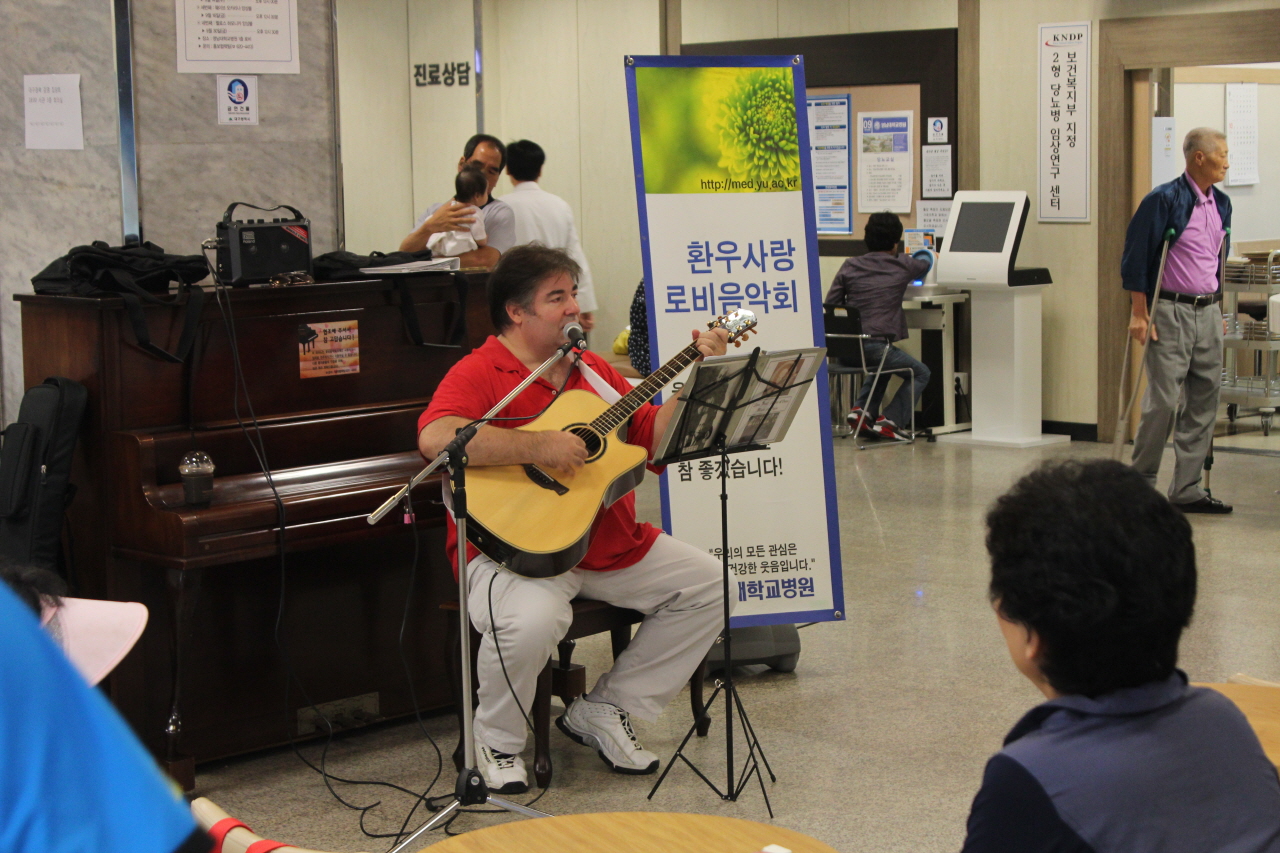 2011년 9월 14일(수) 오후 12시 00분에 열린 고객사랑 로비 음악회 개최 - Steven과 함께하는 기타 앤 보이스 공연 사진입니다.