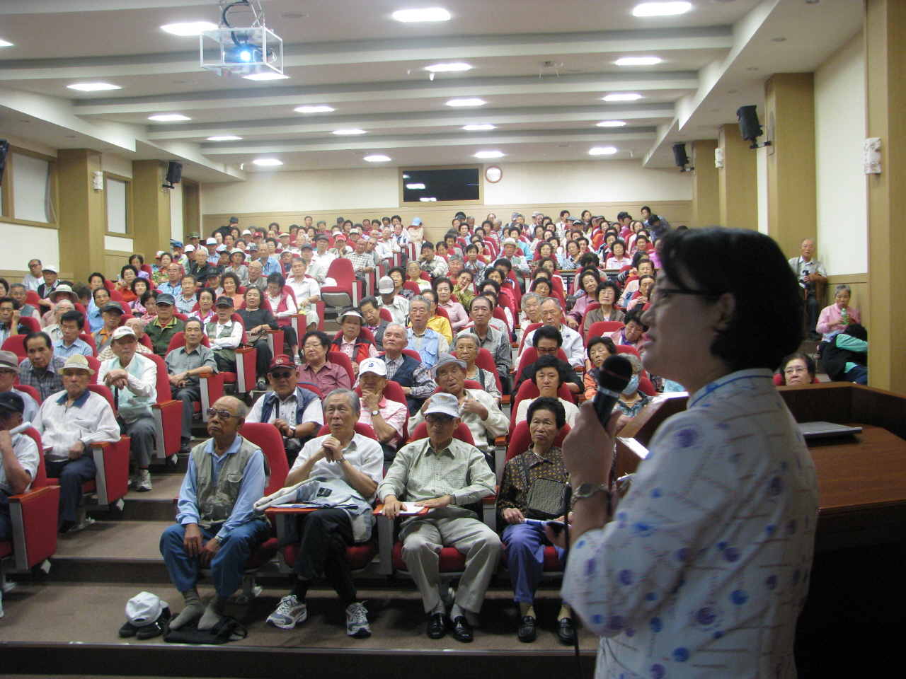 2011년 9월 19(월) 오후 2시 병원 1층 이산대강당에서 열린 제2회 폐암 건강교실 사진입니다.