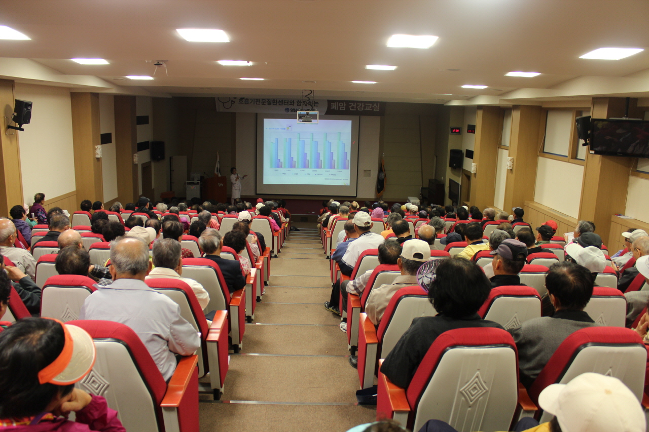 2011년 10월 17일(월) 오후 2시 영남대학교병원 1층 이산대강당에서 열린 제3회 폐암 건강강좌 사진입니다.