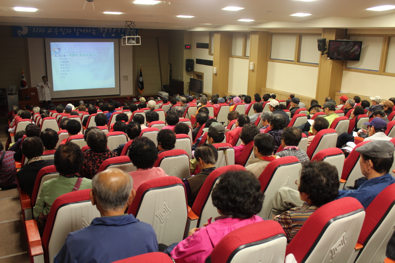 2011년 10월 19일(수) 오후 2시 영남대학교병원 1층 이산대강당에서 열린 위암 건강교실 사진입니다.