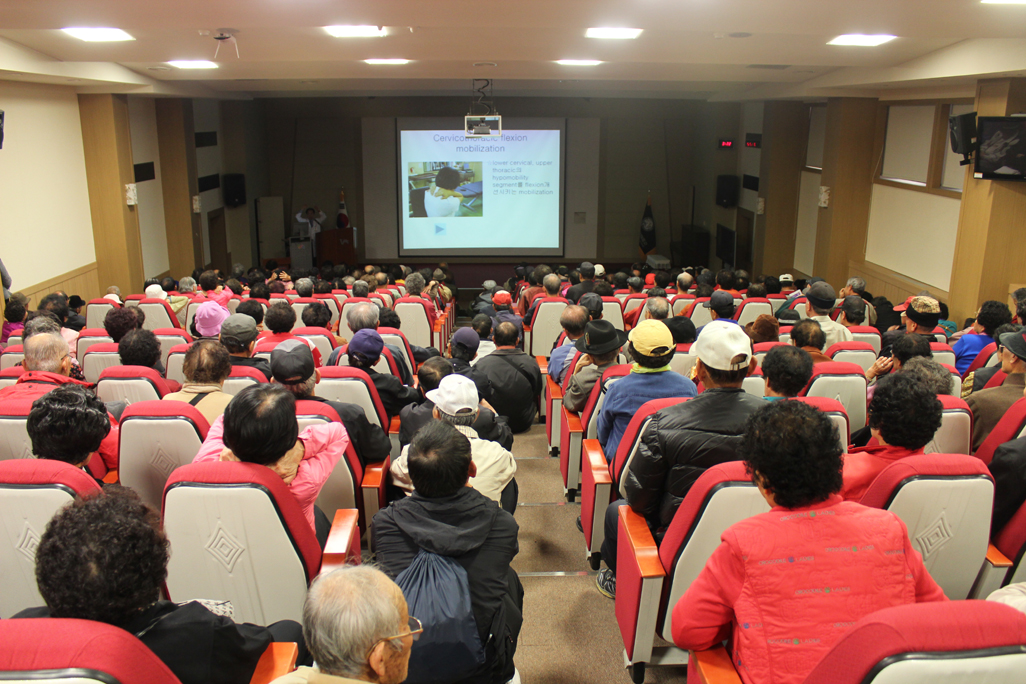 제70회 척추교실 개최, 2011년 10월 26일 오후 3시, 이산대강당, 안상호 교수의 목과 어깨 통증에 좋은 자세와 재활운동 치료 주제로 강연