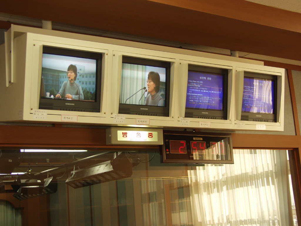 강동중학교 재학생 대상 시청각 특별수업 실시, 2011년 10월 27일 오후 3시 20분, 이근미 교수의 흡연 및 음주 예방에 대한 강연