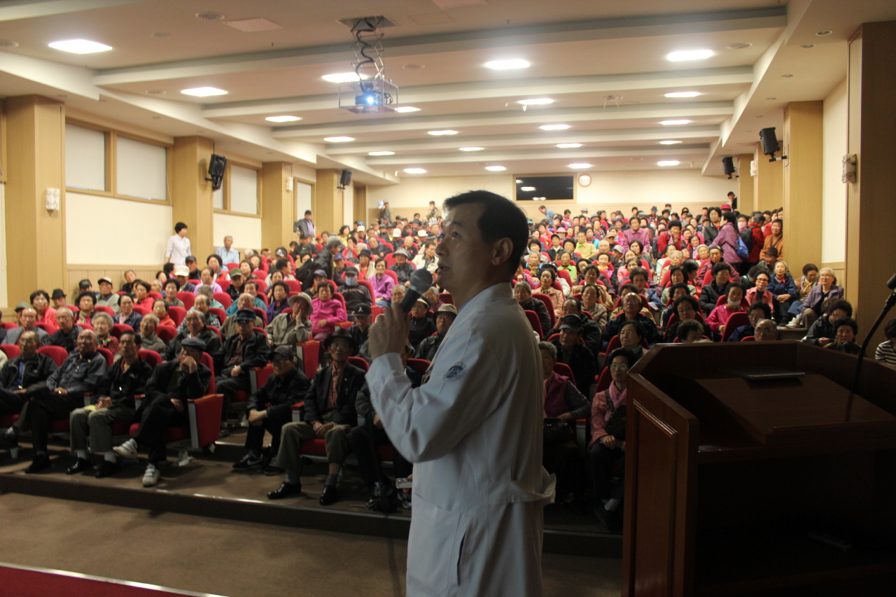2011년 10월 31일(월) 오후 2시 영남대학교병원 1층 이산대강당에서 열린 뇌졸중의 날 기념 건강강좌 사진입니다.