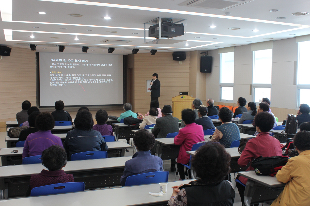 2011년 11월 2일(목) 오전 10시 남구보건소 5층 대강당에서 열린 고객 찾아가는 건강강좌 사진입니다.
