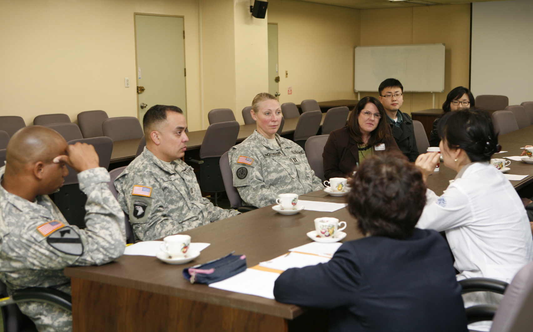 주한미군 의무사령부 의료진, 병원 방문, 2011년 11월 17일 오전 10시, 재활의학과 브리핑 들은 후 물리치료실 탐방