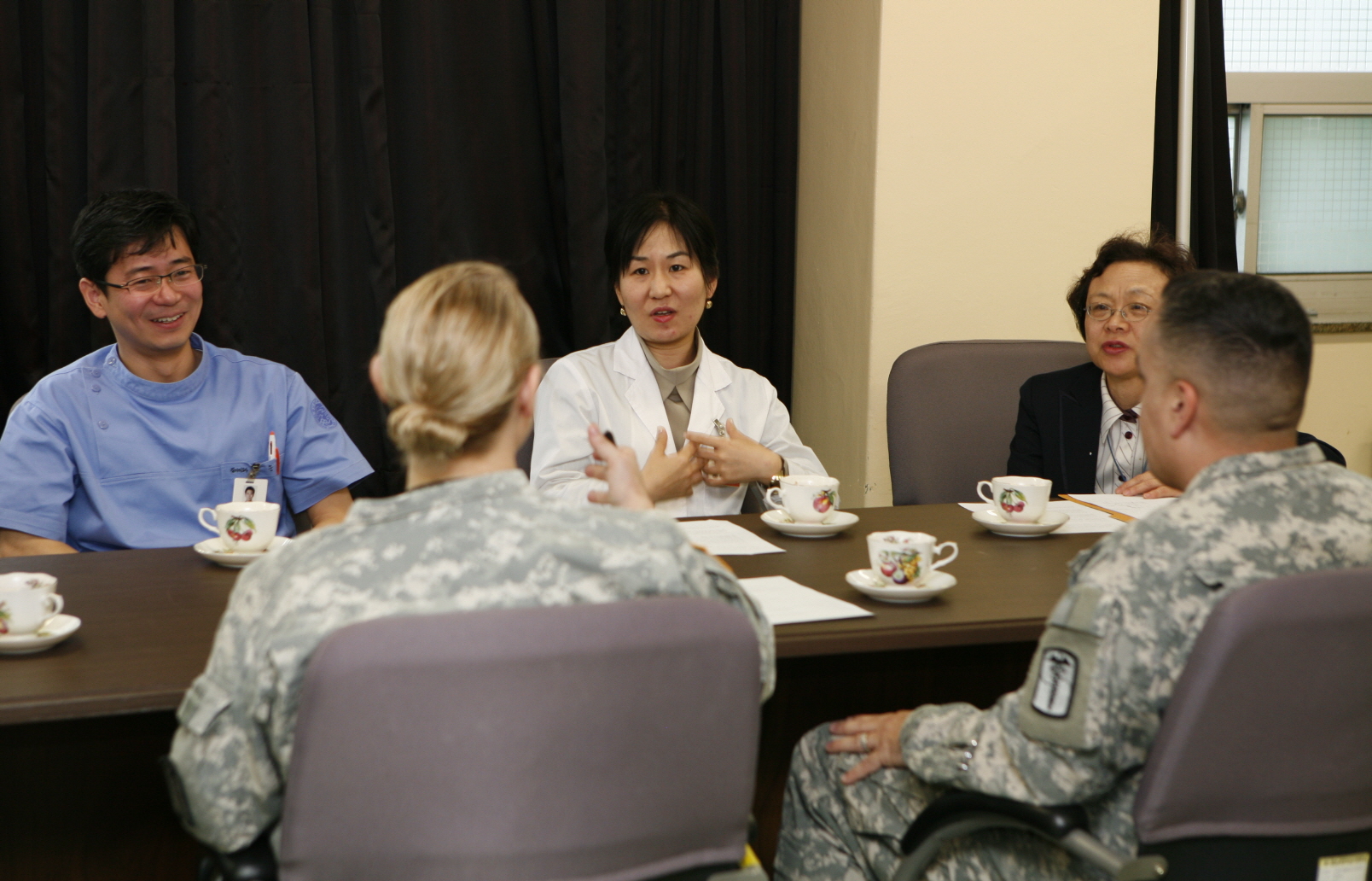 주한미군 의무사령부 의료진, 병원 방문, 2011년 11월 17일 오전 10시, 재활의학과 브리핑 들은 후 물리치료실 탐방
