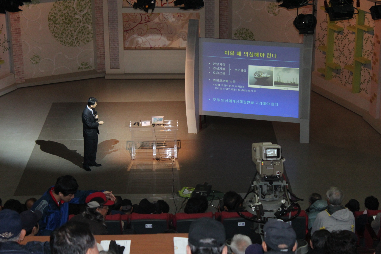 2011. 11. 21(월) 14시 kbs 대구 공개홀에서 열린 만성폐쇄성폐질환에 대한 건강강좌 사진입니다.