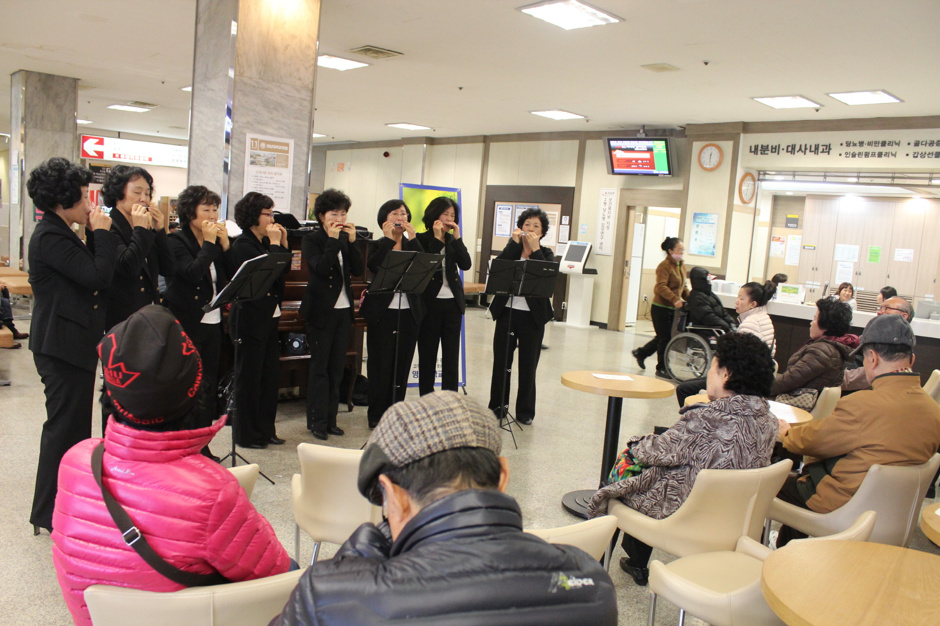 2011년 11월 25일(금) 오후 12시 30분 영남대학교 병원 1층 로비에서 열린 고객사랑 로비 음악회 멜로스 하모니카 앙상블 공연 사진입니다.